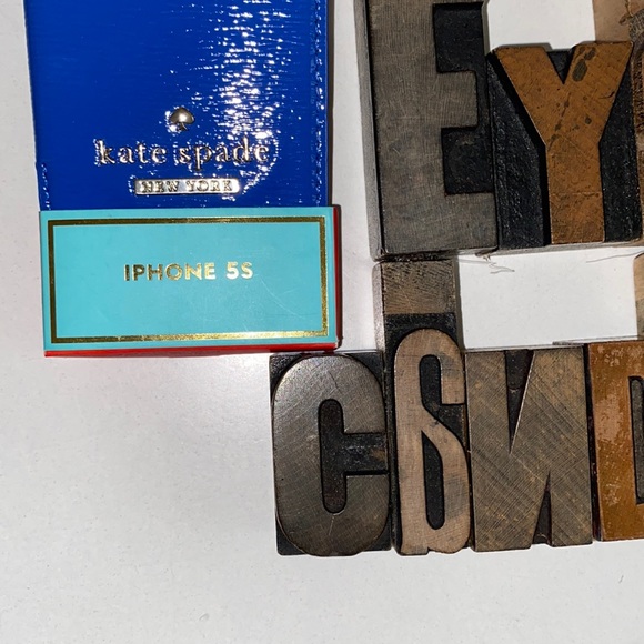 🆕♠️KATE SPADE NEW YORK Royal Blue Patent Leather iPhone 5s Case - Picture 4 of 8